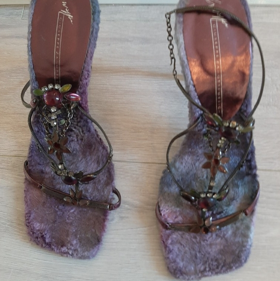 One of a kind sandals - Picture 1 of 7